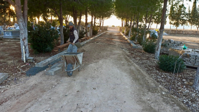 Dörtyol&#039;da mezarlık çevre düzenlemesi çalışmalarını sürdürülüyor.