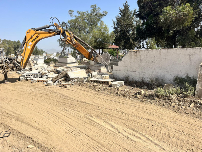 Paşaköy Mezarlığı’nda çevre düzenlemesi ile bakım-onarım, tadilat çalışmaları sürdürülüyor.