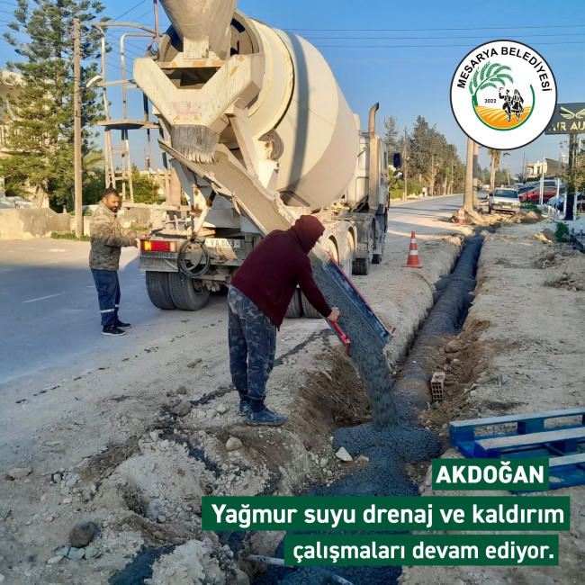 AKDOĞAN'DA YAĞMUR SUYU DRENAJ VE KALDIRIM ÇALIŞMALARI DEVAM EDİYOR.